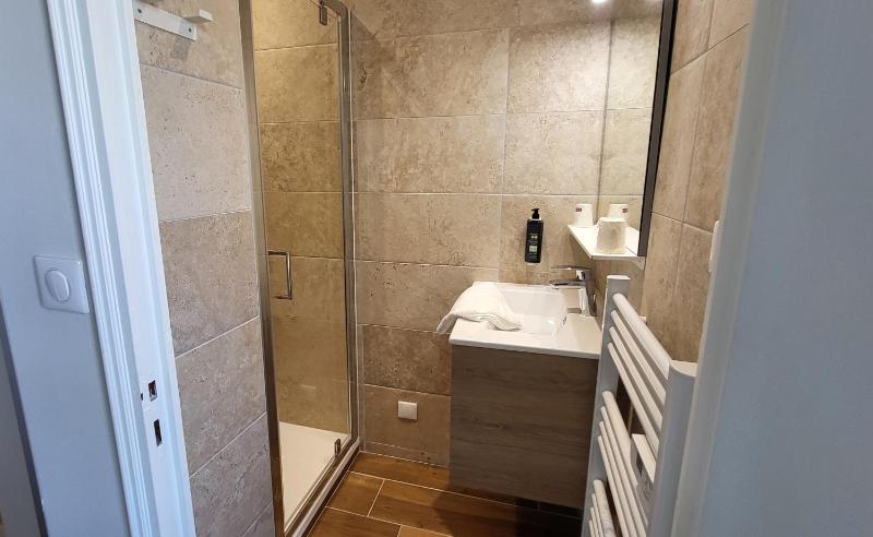 Budget Double Room with Street View image 3