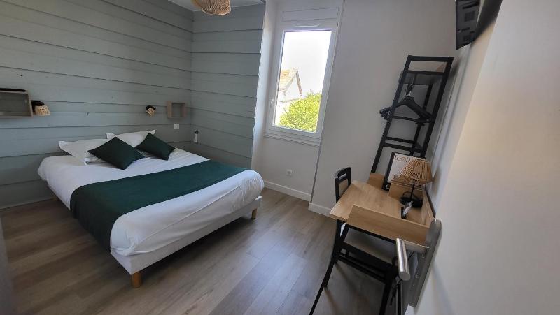 Budget Double Room with Street View image 1