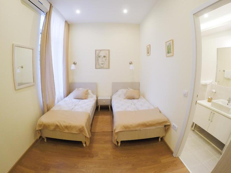 Twin Room image 3