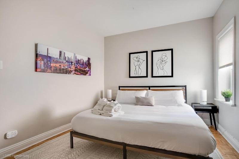 Brilliant Downtown Chicago 3-Bedroom Condominium - image 16