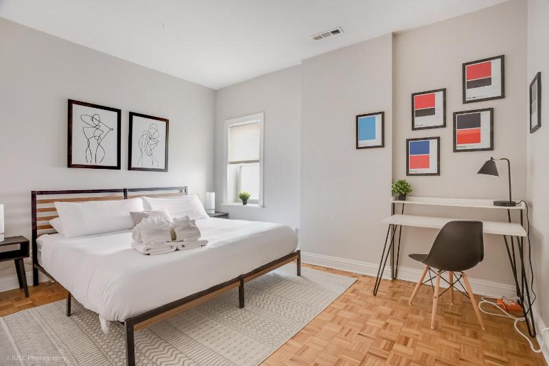 Brilliant Downtown Chicago 3-Bedroom Condominium - image 14