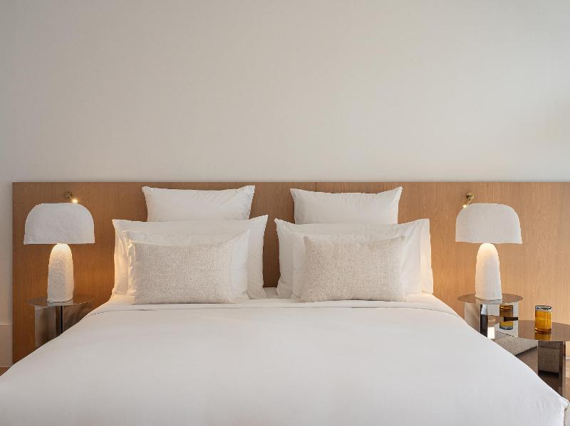 Deluxe Room with Sea View image 3