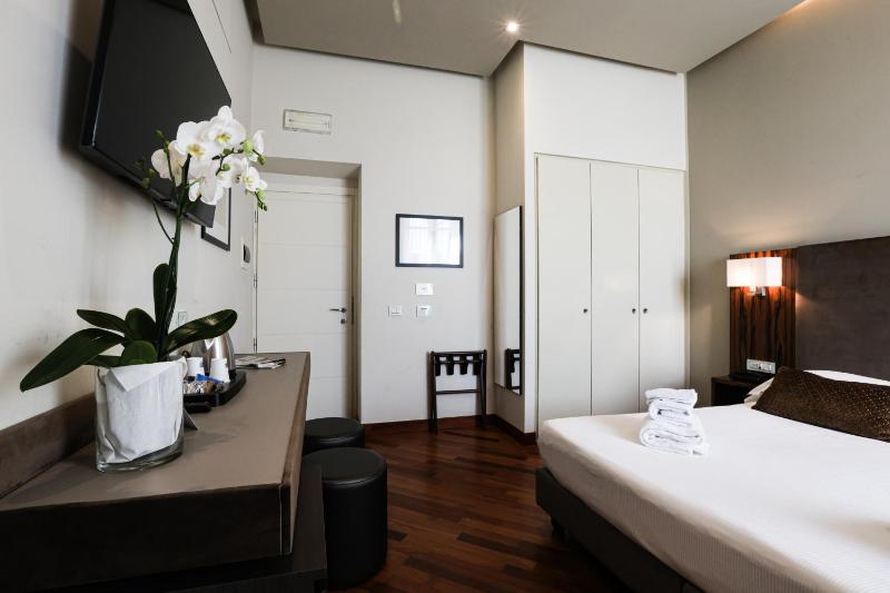 Superior Triple Room image 4