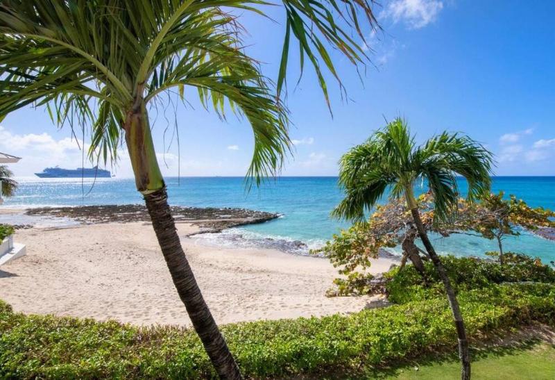 7Mile Beachfront Apartment - image 13