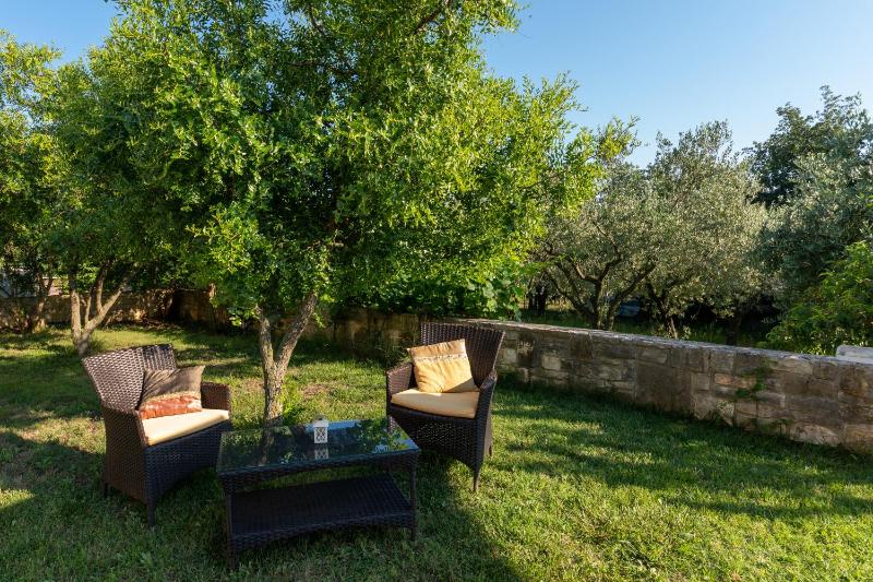 Guesthouse ''Barboska'' - big outdoor swimming pool & private tennis court - image 36