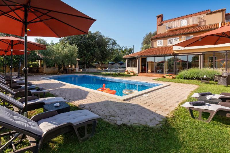 Guesthouse ''Barboska'' - big outdoor swimming pool & private tennis court - image 41