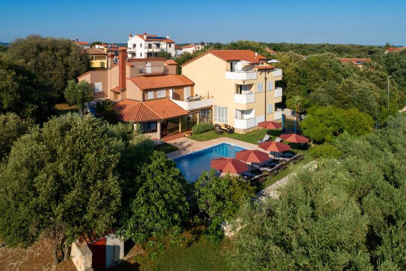 Guesthouse ''Barboska'' - big outdoor swimming pool & private tennis court - image 45
