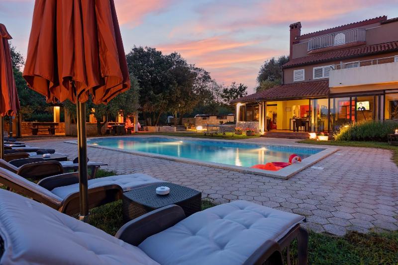 Guesthouse ''Barboska'' - big outdoor swimming pool & private tennis court - image 1