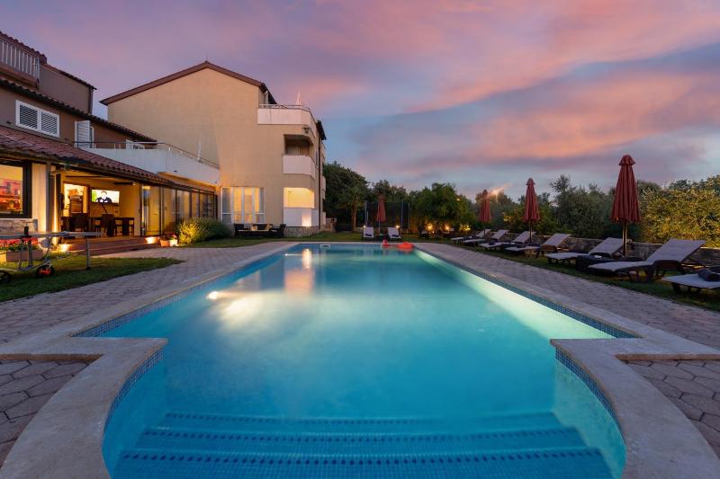 Guesthouse ''Barboska'' - big outdoor swimming pool & private tennis court - image 39