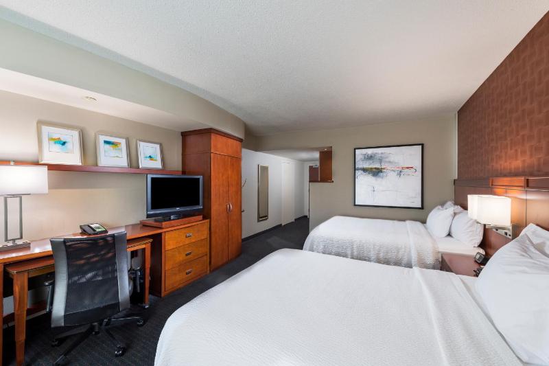 Queen Room with Two Queen Beds image 3