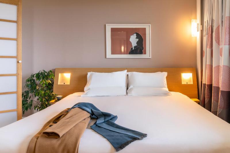 Executive Queen Room with Balcony image 2