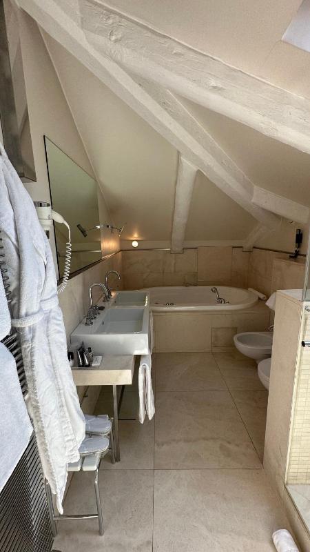 Deluxe Double or Twin Room image 2