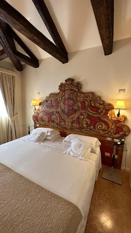 Deluxe Double or Twin Room image 3