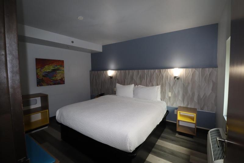 Deluxe One-Bedroom King Suite - Non-Smoking image 3