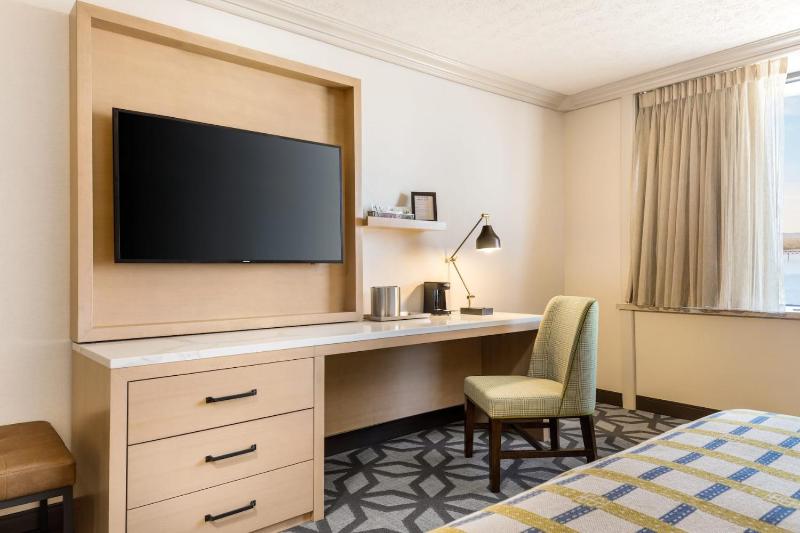 Deluxe King Room - Non-Smoking/West Tower image 3