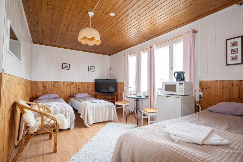 Economy Triple Room with Shared Bathroom image 2