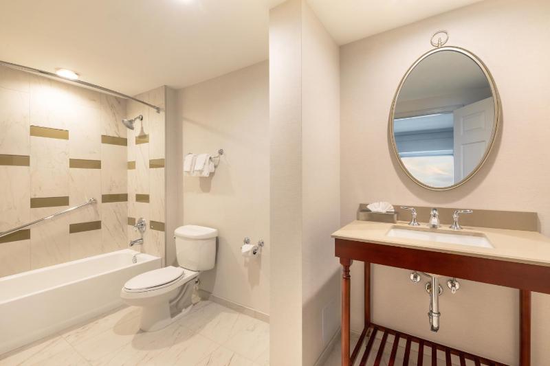 Executive One-Bedroom King Suite - Non-Smoking/East Tower image 2