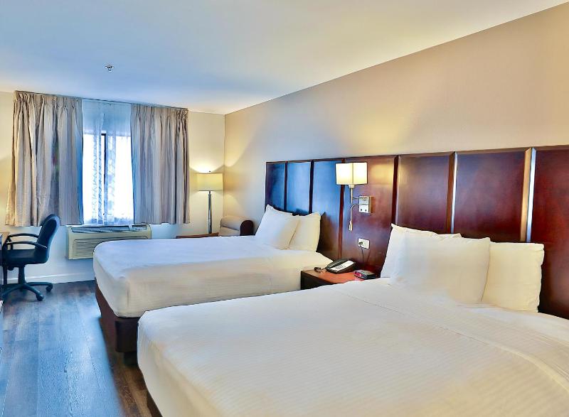 Queen Room with Two Queen Beds - Non-Smoking image 4
