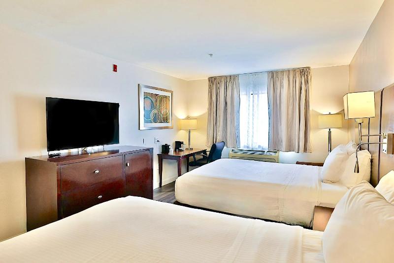 Queen Room with Two Queen Beds - Non-Smoking image 4