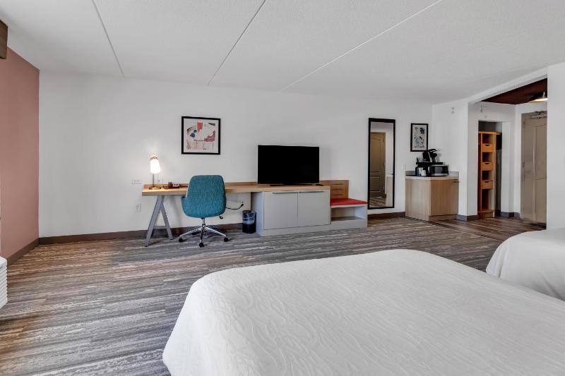 Queen Room with Two Queen Beds - Hearing Access image 3
