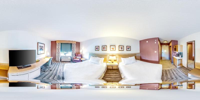 Queen Room with Two Queen Beds image 2