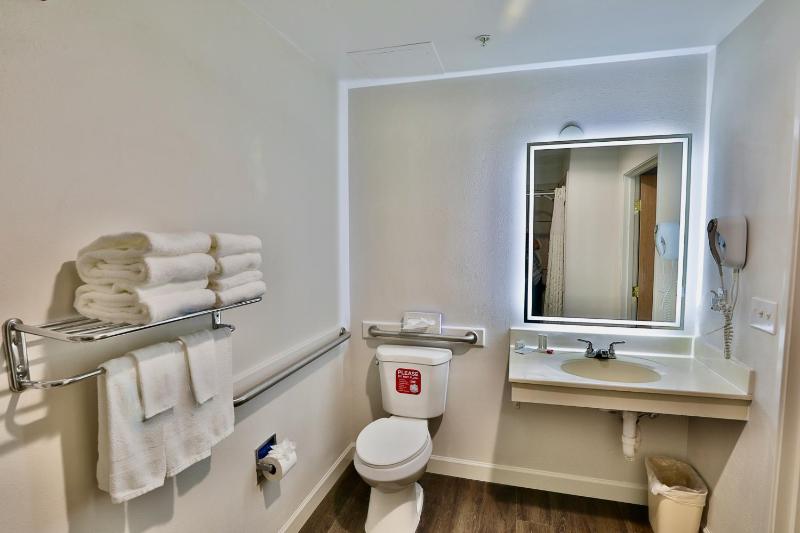 Queen Room - Disability Access image 4