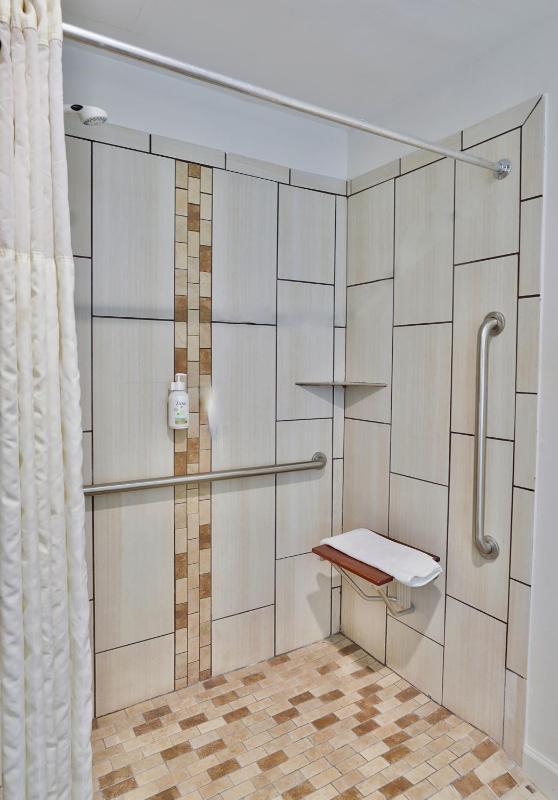 Queen Room - Disability Access image 3