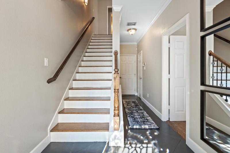 3 BD Townhome w Rooftop Terrace w Free Parking - image 12