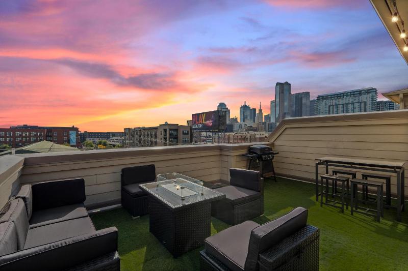 3 BD Townhome w Rooftop Terrace w Free Parking Images