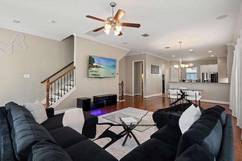 3 BD Townhome w Rooftop Terrace w Free Parking - image 13