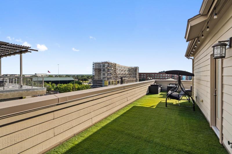 3 BD Townhome w Rooftop Terrace w Free Parking - image 6