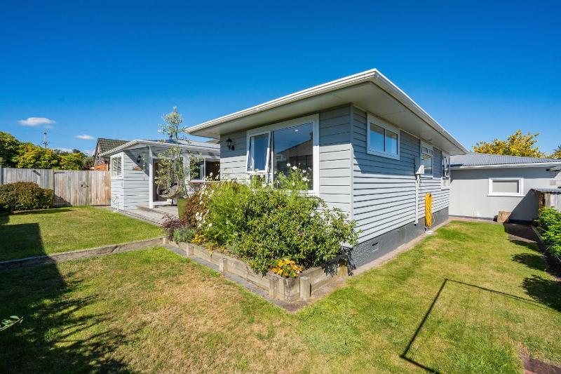 Sunshine Cottage - image 26