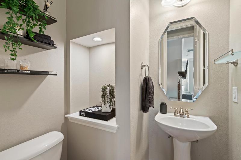 3 BD Townhome w Rooftop Terrace w Free Parking - image 15