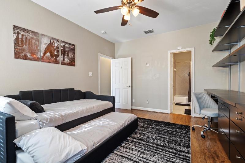 3 BD Townhome w Rooftop Terrace w Free Parking - image 7