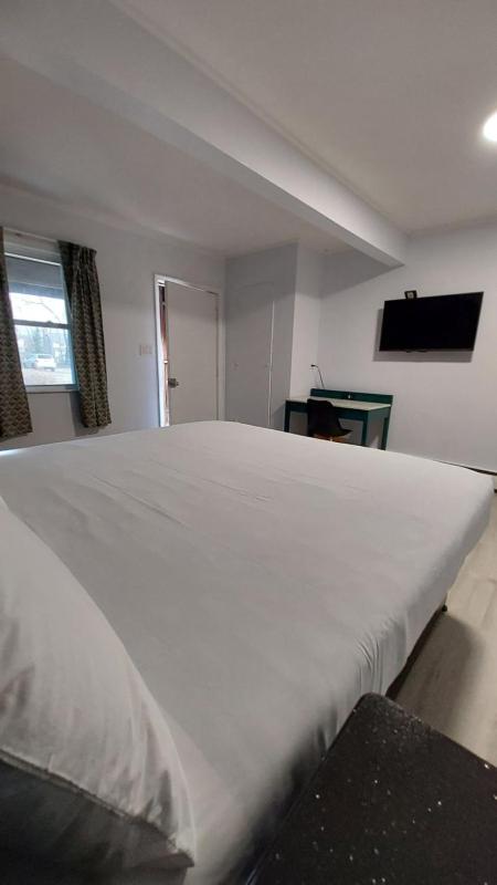 King Room with Garden View image 3