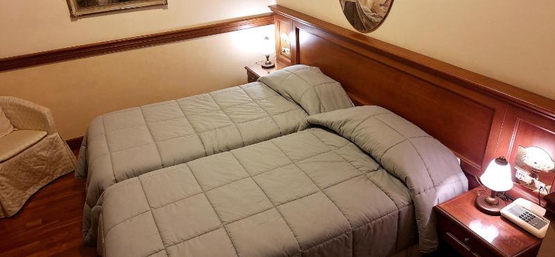 Twin Room image 2