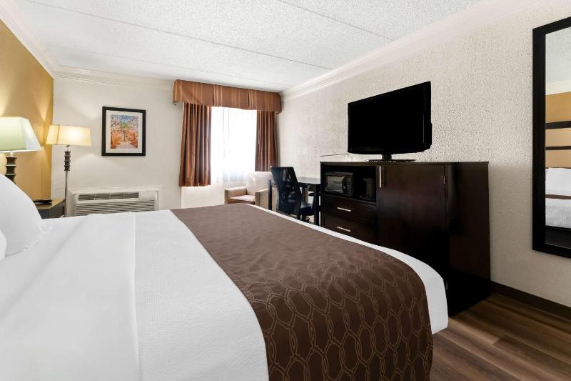 King Room with Roll-In Shower - Disability Access/Non-Smoking image 3
