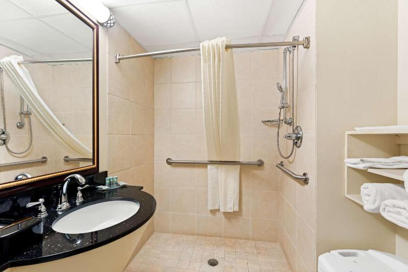 King Room with Roll-In Shower - Disability Access/Non-Smoking image 2