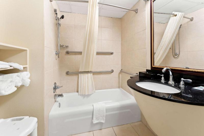 Queen Room with Two Queen Beds and Bath Tub - Disability Access/Pet Friendly/Non-Smoking image 2