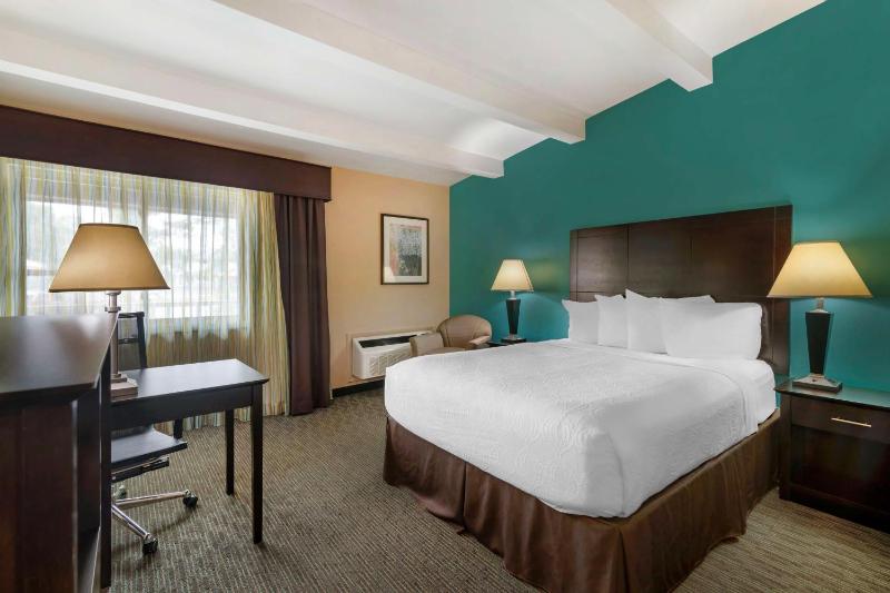 Queen Room image 2