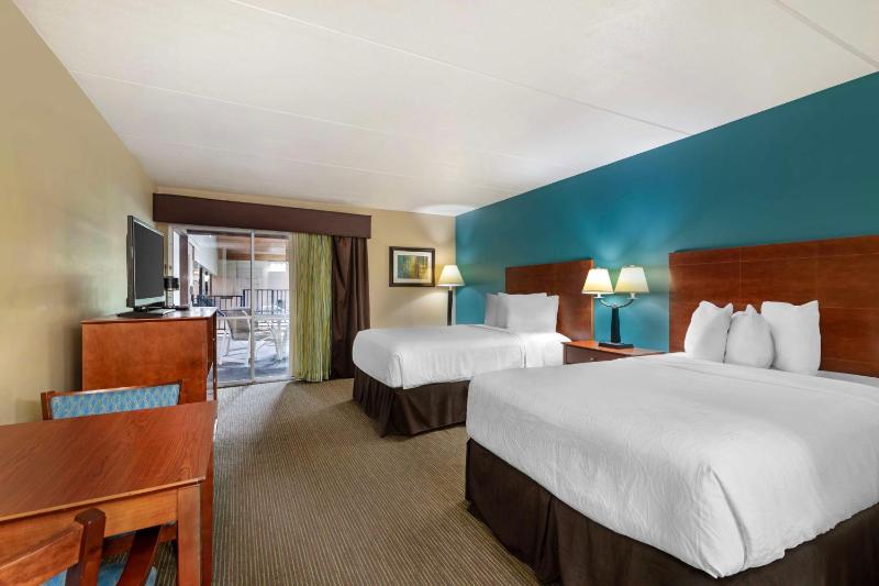 Double Room with Two Double Beds - Poolside image 4
