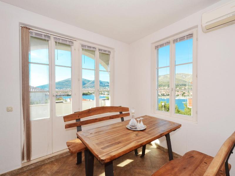 Three-Bedroom Apartment with Terrace and Sea View image 3