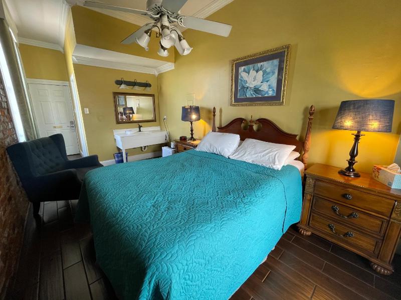 Queen Room with Balcony image 4