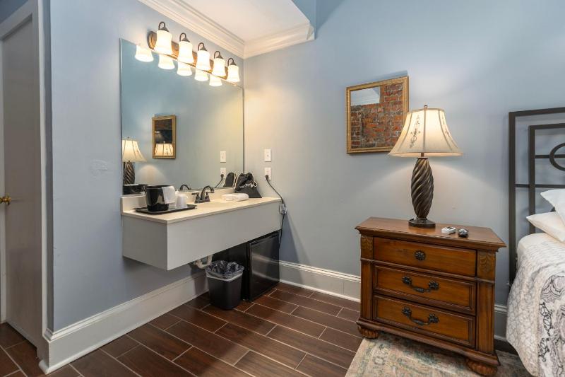 Queen Room with Balcony image 3