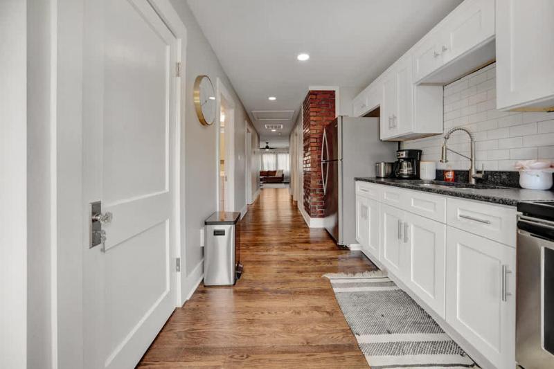 Lavish Flat w King Bed in near DT Food & Shops - image 33