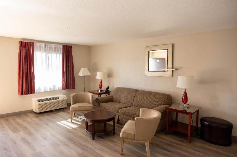 Suite with Two Queen Beds and Sofa Bed - Non-Smoking image 3