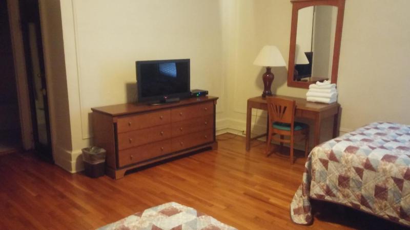 Double Room with Two Queen Beds - Smoking image 1