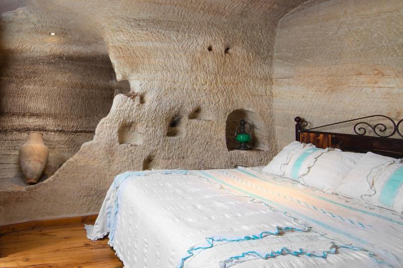 Superior Cave Suite  image 4