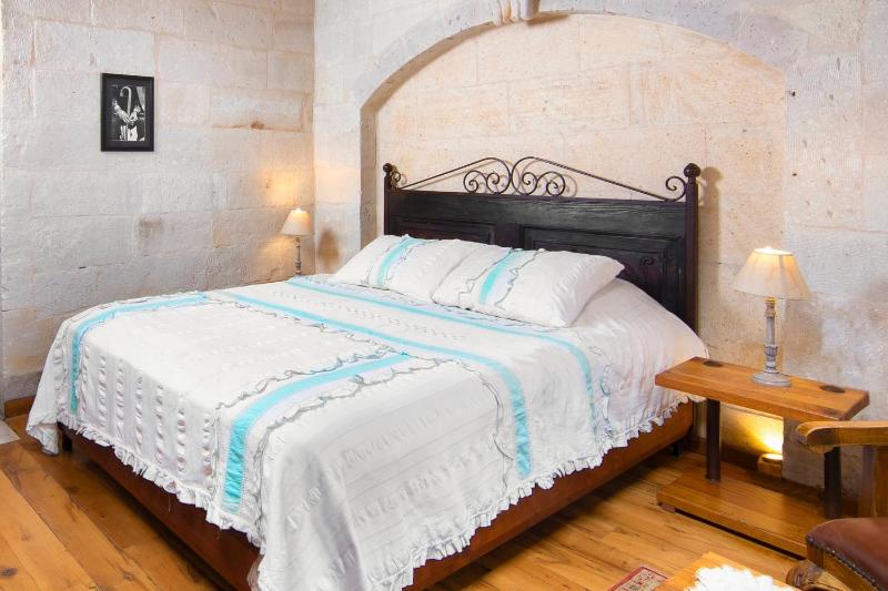 Double Room image 3