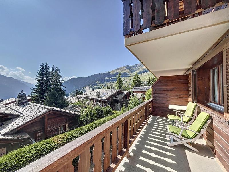 Three-Bedroom Apartment with Balcony and Mountain View   image 3